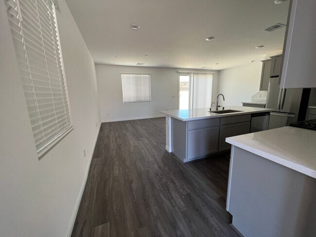 Foto del edificio - ***Newer Build***