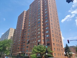 Building Photo - 2909 N Sheridan Rd