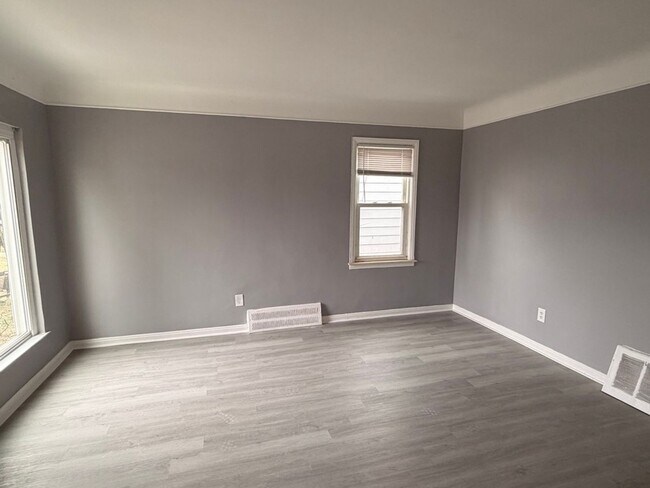 Building Photo - Modern rehabbed home ready for rent now!