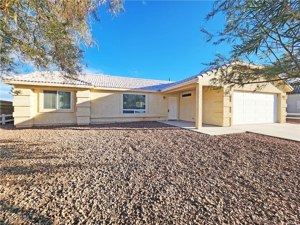 Foto principal - 960 Lone Pine Rd