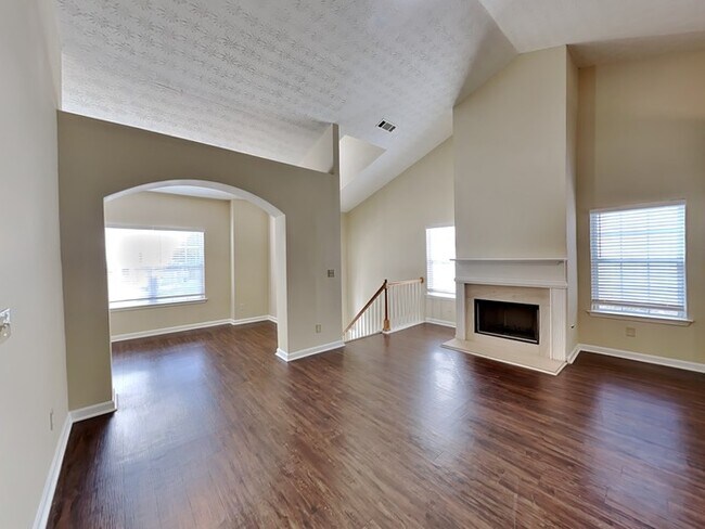 Building Photo - Charming 3 Bedroom 2.5 Bath Located in Riverdale!!