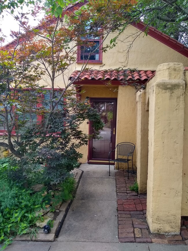 Building Photo - 402 S 48th St