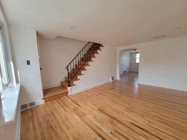 Building Photo - 281 Seven Oaks Dr
