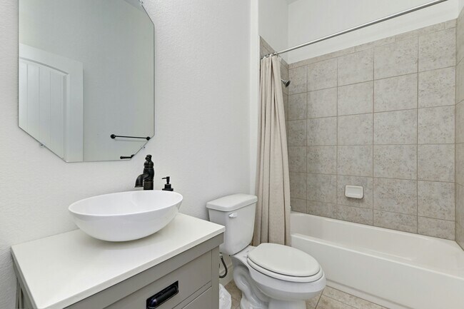 Foto del edificio - 2400 Winsted Ln