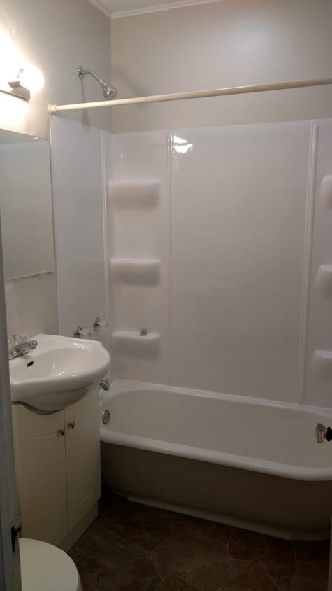 Bathroom - 906 N 5th Ave W
