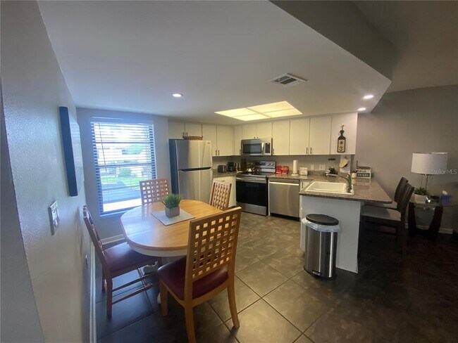 Building Photo - 2595 Cyprus Dr
