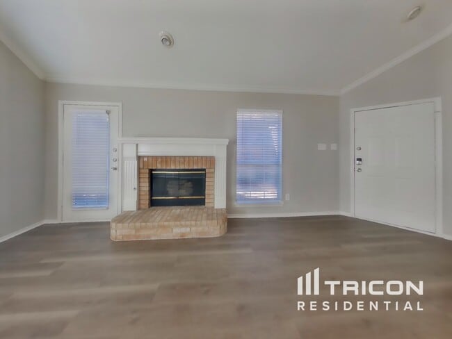 Building Photo - 2085 Amherst Dr