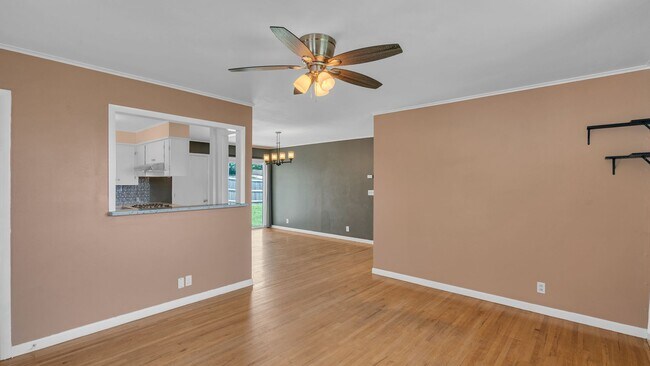 Building Photo - 3 Bed 1.5 Bath in Sand Springs!