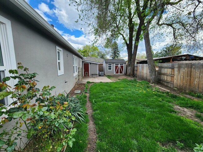 Foto del edificio - 2411 Crater Lake Ave