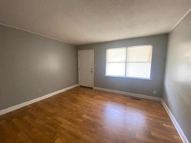 Foto del edificio - 215 Weeks Dr NE