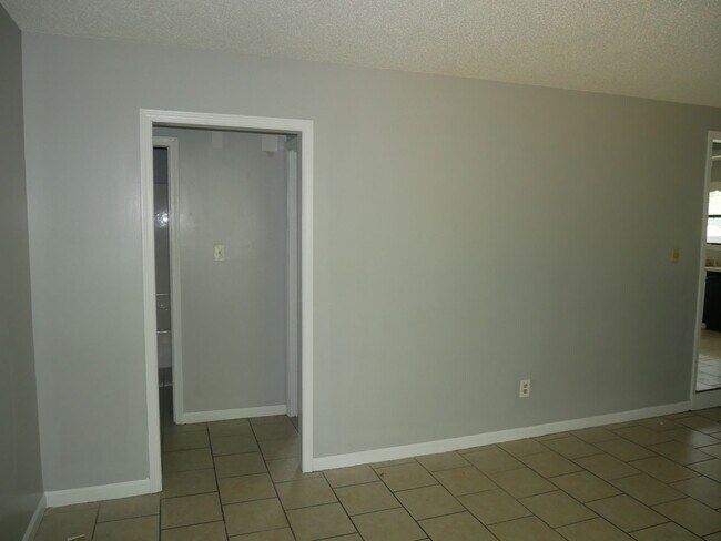 Building Photo - 6315 Yorkshire Cove