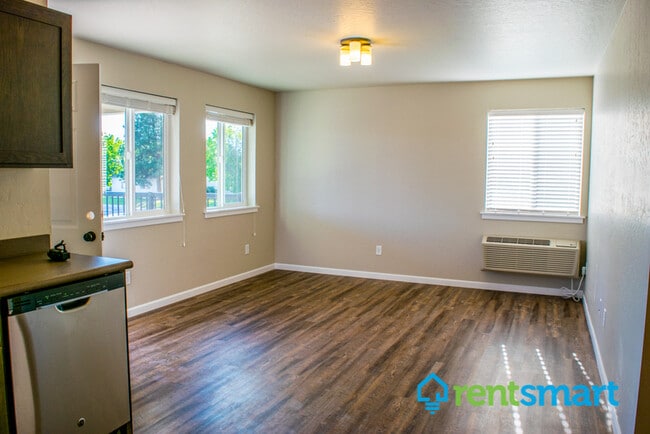 Building Photo - 2007 S 4th St W