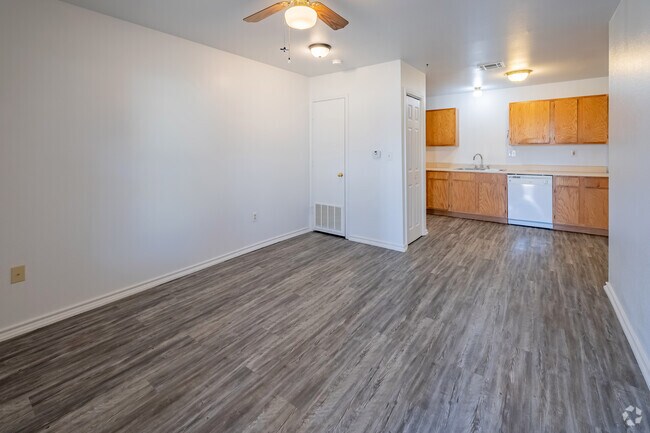 2 habitaciones, 1 baño - 900 pies cuadrados - Sala, comedor y cocina - Stillwater Melrose A 62+ Community