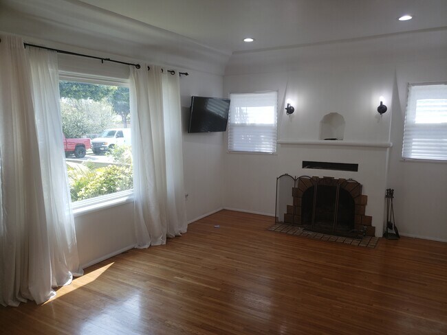 Building Photo - 1139 Rosewood Ave