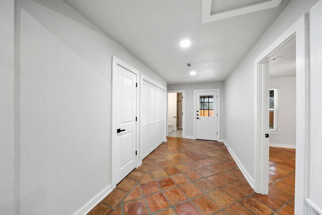 Foto del edificio - Charming Home Awaits: Spacious & Modern Living in a Prime Location