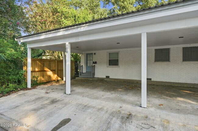 Building Photo - 108 Howard Ave