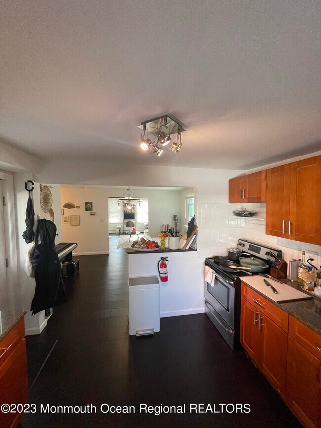 Building Photo - 45 Linden Pl