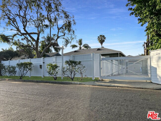 Building Photo - 15225 Valleyheart Dr