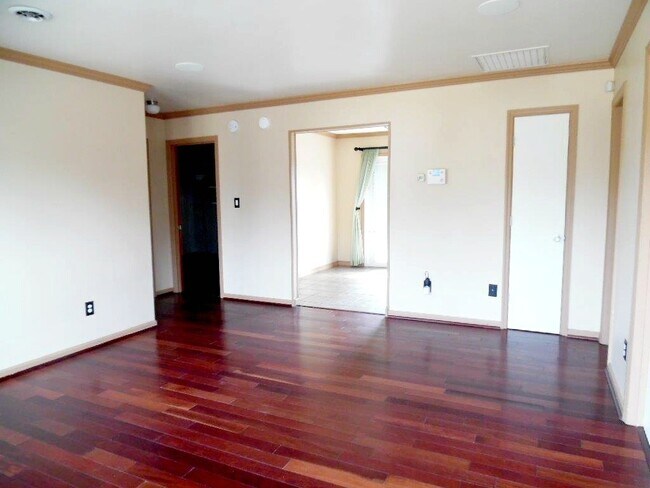 Foto del edificio - Great Curb Appeal, Location, and Price!