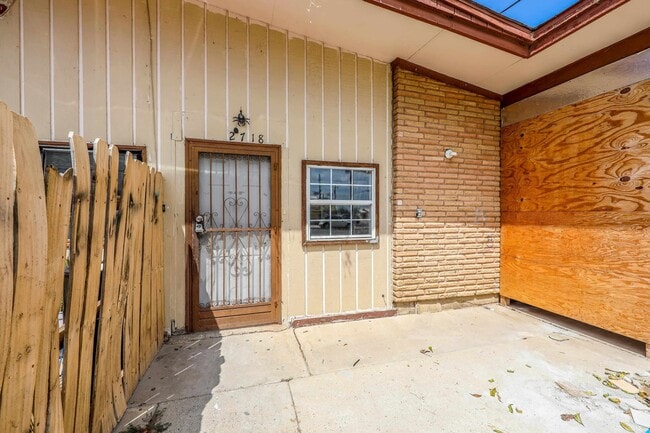 Foto del edificio - 2718 E Price St