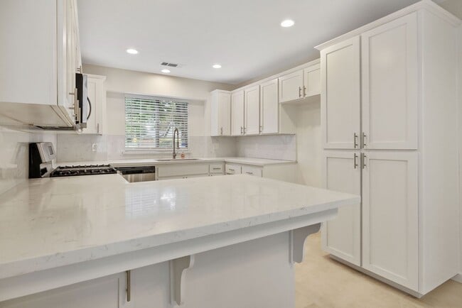 Building Photo - NW Visalia Home Coming Soon!