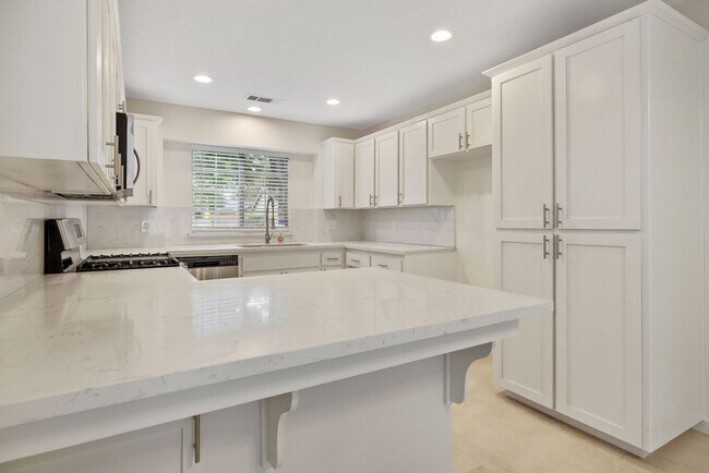 Foto del edificio - Pet Friendly, Updated NW Visalia Home Avai...