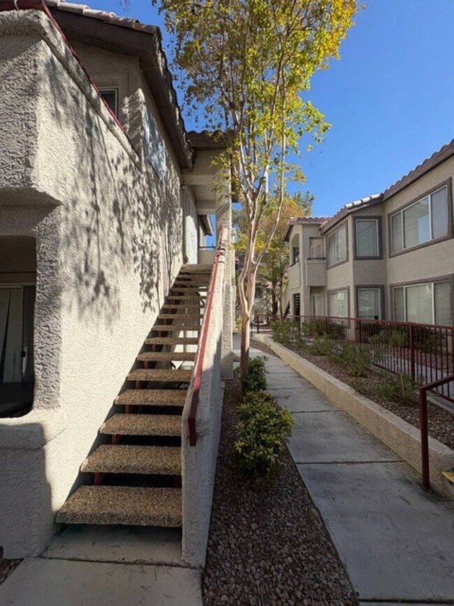 Foto del edificio - 4955 S Lindell Rd