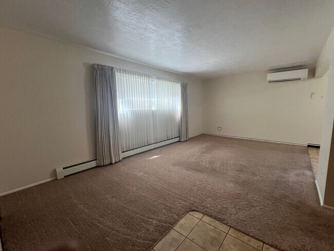 Foto del edificio - Extra Large 2 bedroom 1.5 Bath Centrally Located Large Apartment