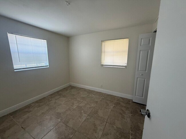 Foto del edificio - 5698 Gramercy Dr