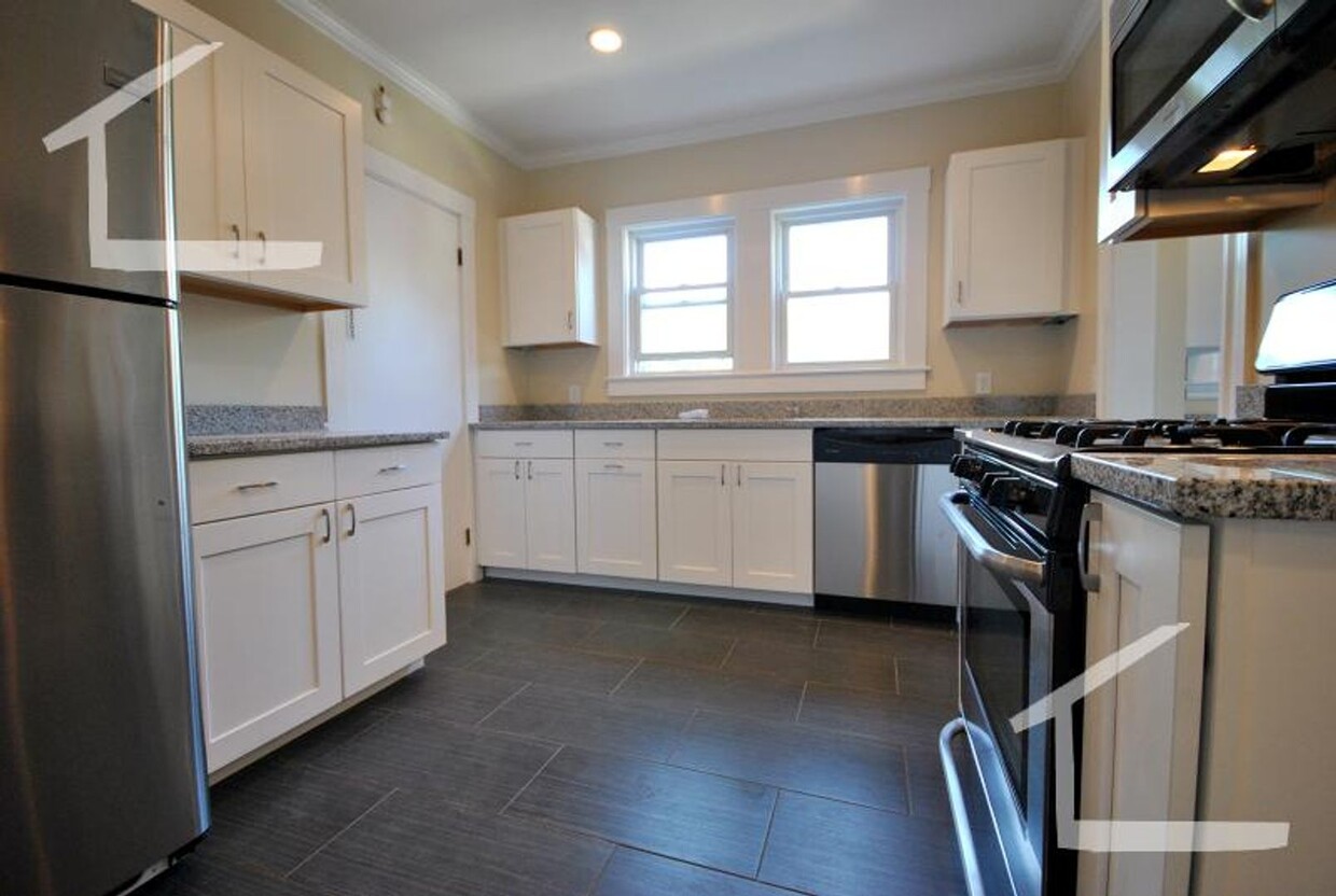 Primary Photo - Nicely renovated 4 bed in Oak Square for S...