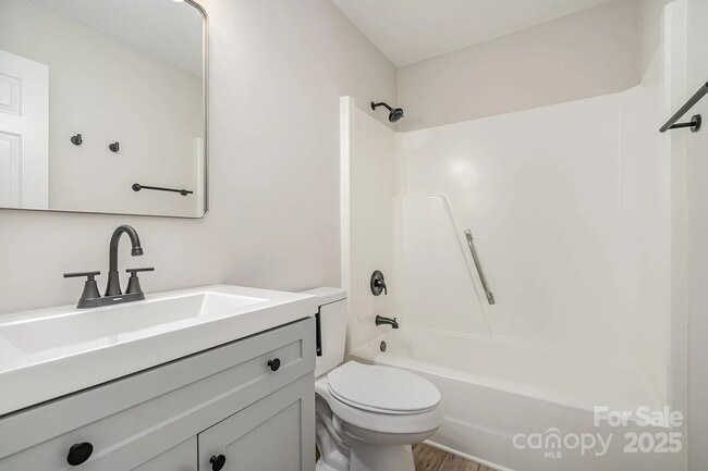 Foto del edificio - Fully Remodeled | 2BR/1.5BA Condo | Willowbrook