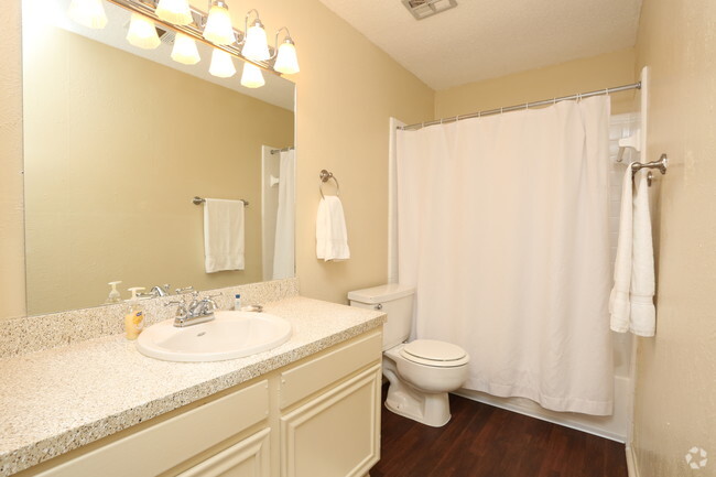 Baño - Towne Oaks Apartments