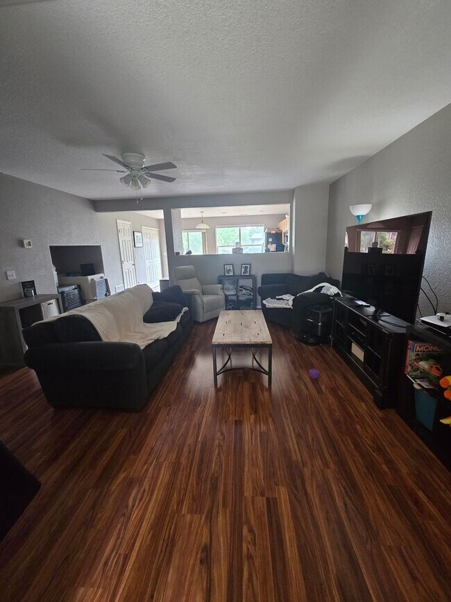 Building Photo - Updated 3BR Townhouse with Garage Availabl...