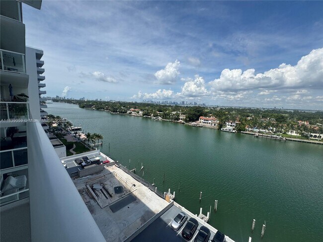 Foto del edificio - 5750 Collins Ave
