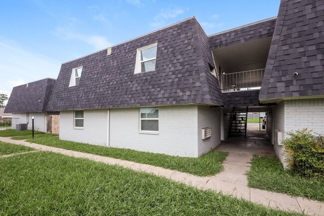 Building Photo - 2111 NW Lindy Ave