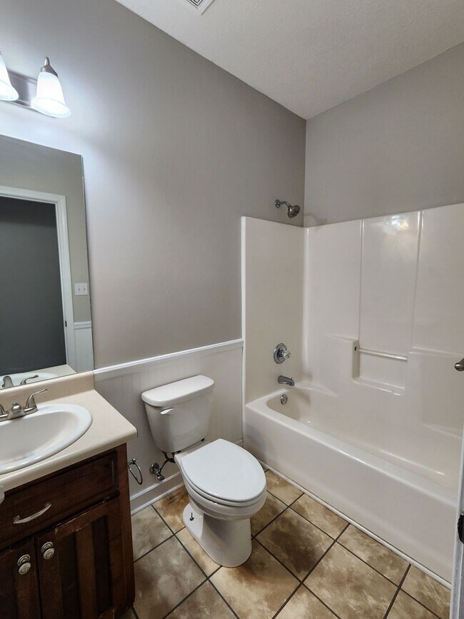 Foto del edificio - !!$500!! OFF FIRST MONTH!! Spacious 4BR Home with Fireplace, Screened Porch & Privacy-Fenced Yard
