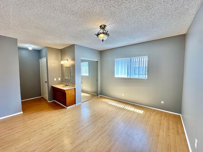 Building Photo - Spacious 2 Bedroom Condo with Garage in No...