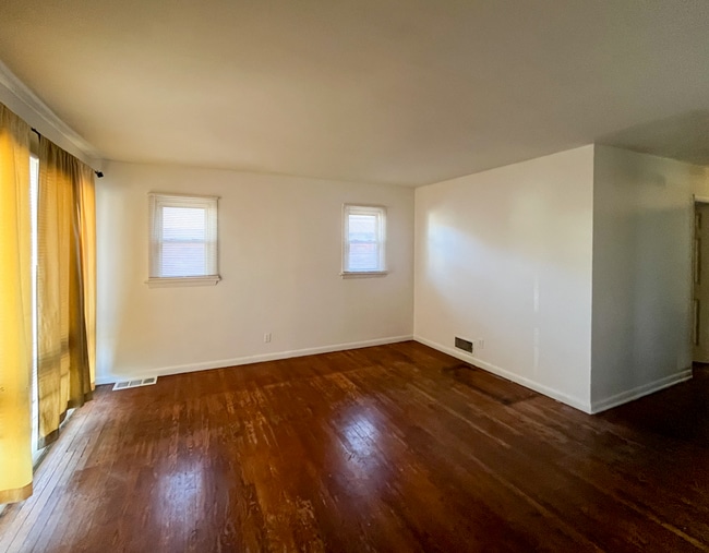 Building Photo - 6636 Kenwood Dr