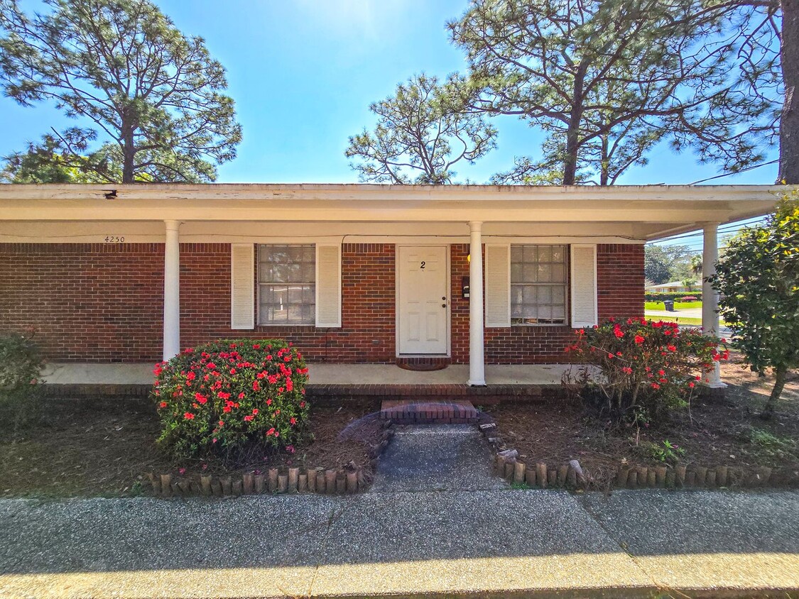 Foto principal - 2 Bedroom 1 Bath Duplex for Rent in Pensac...