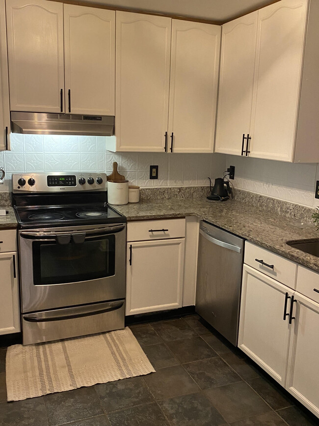 Recently updated kitchen with granite counters - 6621 W Lakeridge Rd