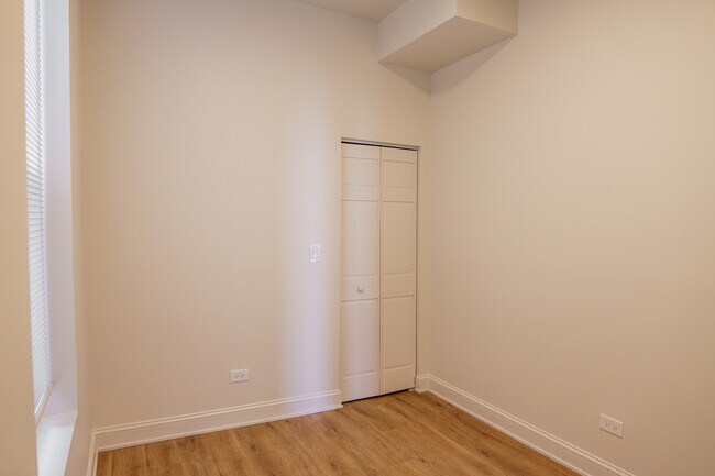 Building Photo - 6613 S Vernon Ave