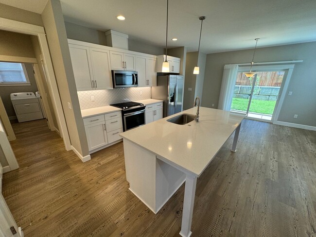Building Photo - Spacious Home Tucked Away In SW Corvallis