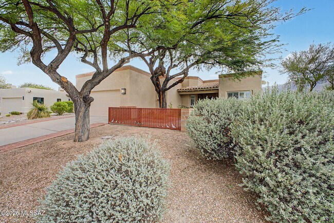 Foto del edificio - 5555 N Cres Ridge Dr