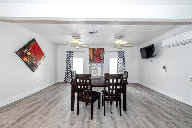 Building Photo - 2205 N Memorial Ct