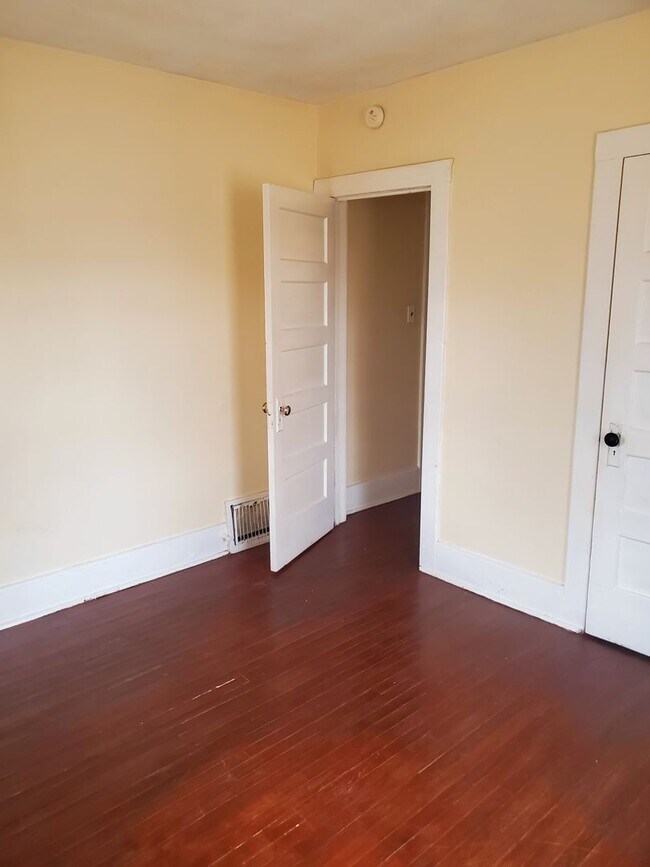 Foto del edificio - Coming Soon! Well Maintained and Clean 2br/1ba House with Hardwood Throughout