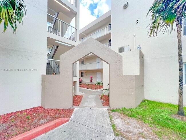 Foto del edificio - 6195 NW 186th St
