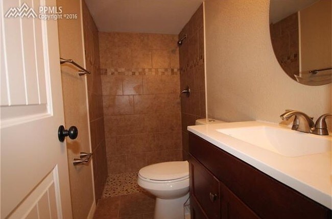 Foto del edificio - 1004 Drury Lane