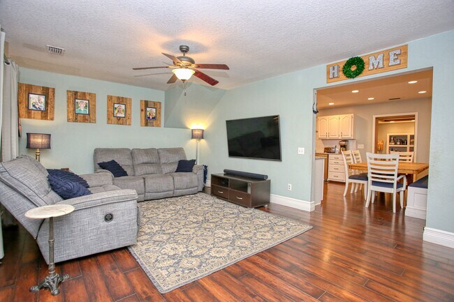 Close yet comfy - 220 Eldorado Dr