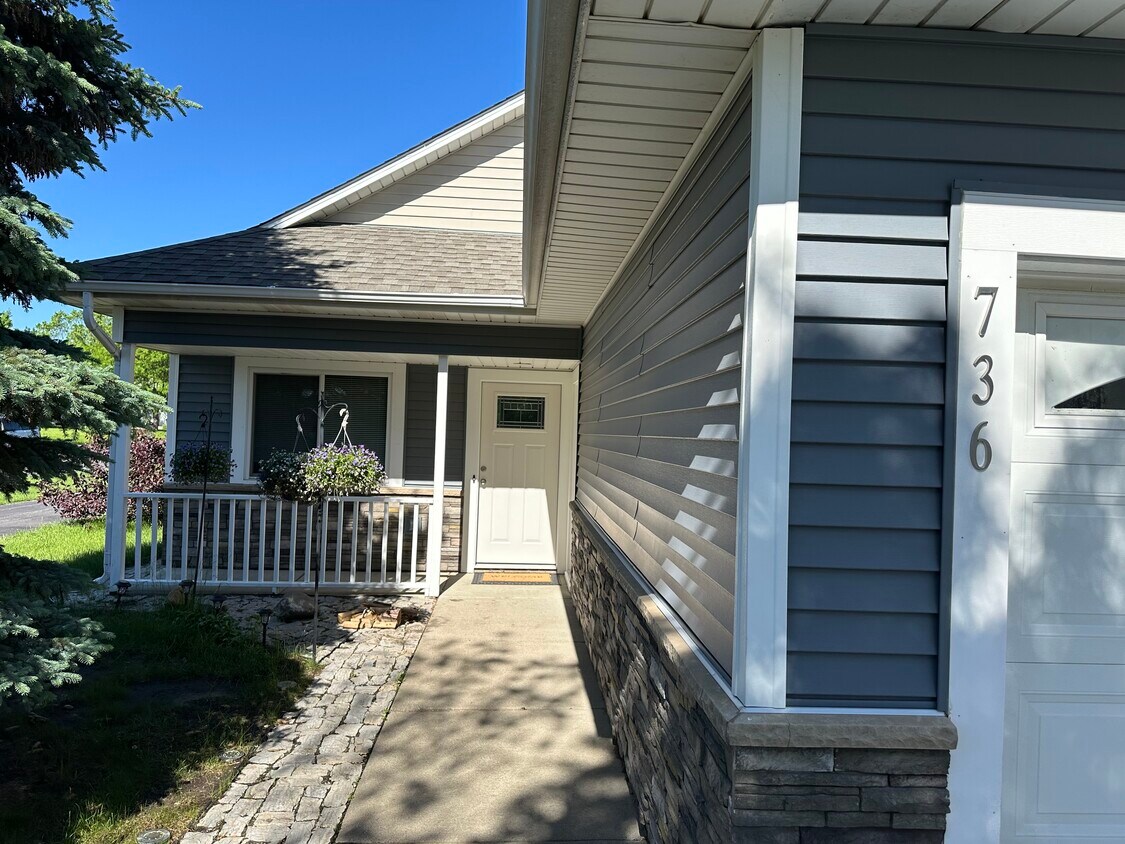 Foto principal - 736 S Elm St