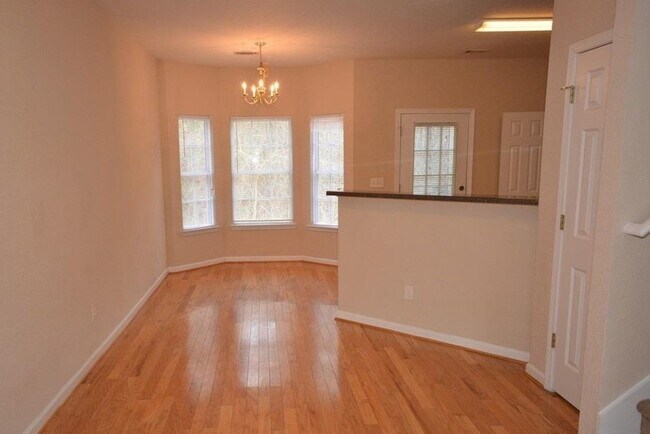 Foto del edificio - Welcome to the BEAUTIFUL, Bright & Sunny! 3 Bedroom / 2.5 Bathroom End Unit Townhome in Riverdale...